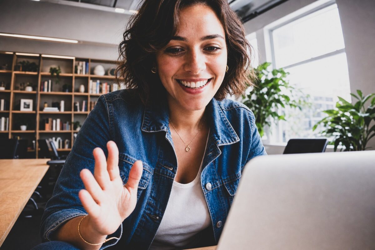 Mitarbeiterin im Personalwesen (HR) am Laptop